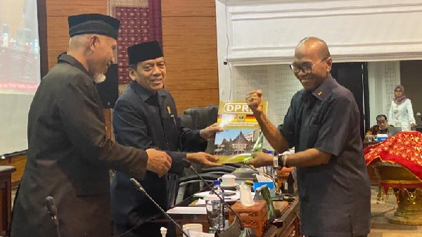 Hm Nurnas Serahkan Pandangan Fraksi Partai Demokrat Pada Pimpinan Rapat Paripurna