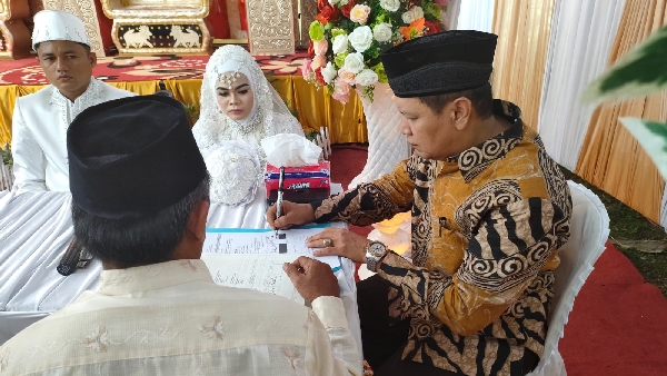 Irwan Basir Dt. Rajo Alam, Sh Mm Saat Menjadi Saksi Nikah Pasangan Yongky Firmando Dan Santi Eka Putri