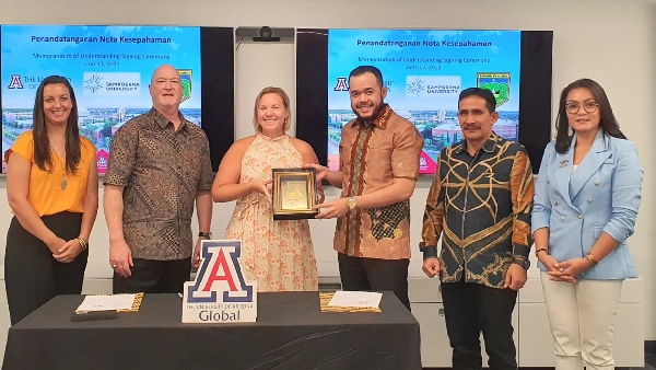 Wali Kota, H. Fadly Amran, Bba Datuak Paduko Malano Menyempatkan Diri Untuk Campus Tour Dan Bertemu Mahasiswa Asal Padang Panjang Di Kampus University Of Arizona, Usa.