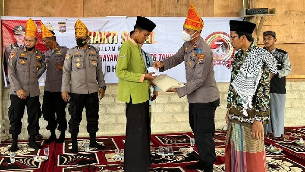 Polres Dharmasraya Bhakti Sosial Dan Pemberian Santunan Di Pondok Pesantren Salafiyah Almadinadul Munawaroh, Nagari Gunung Medan