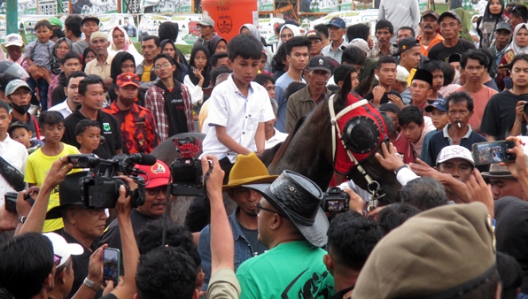 Sang Juara Derby, Grand Azizi,Jadi Pusat Perhatian Masyarakat