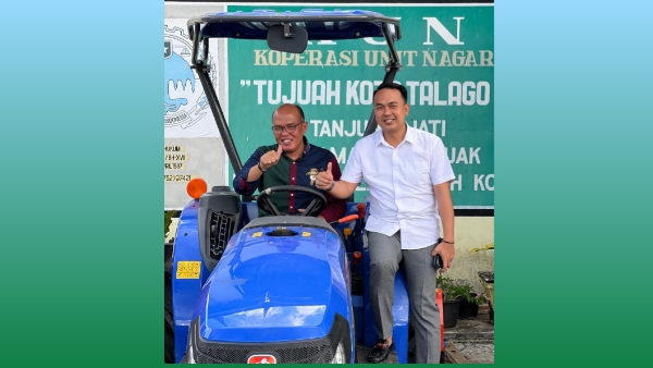 Supardi Serahkan Secara Simbolis Bantuan Alat Mesin Pertanian Kepada Kelompok Tani Tanjung Raya