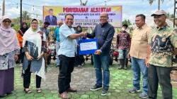 Ketua Dprd Sumbar Supardi Membagikan Bantuan 12 Alsintan Jenis Cultivator