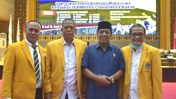 Wakil Ketua Dprd Provinsi Sumatera Barat Suwirpen Suib Saat Menghadiri Pembukaan Pomprov/Selekprov Sumbar 2022,