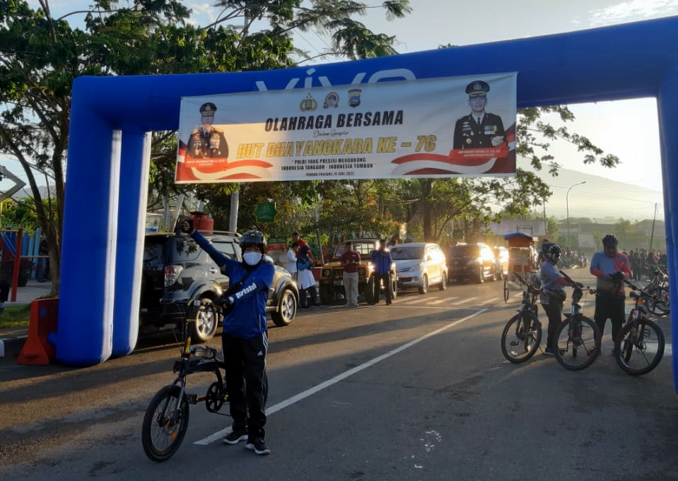 Salah Seorang Peserta Mengabadikan Moment Fun Bike Setelah Acara Usai