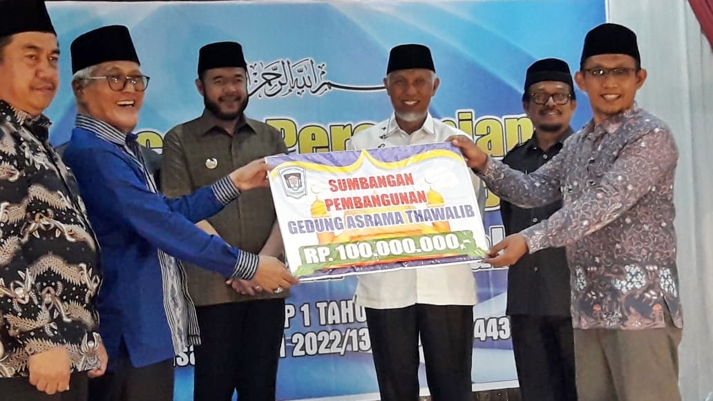 Disaksikan Oleh Gubernur Sumbar, Mahyeldi, Dan Walikota Padang Panjang, Fadly Amran, Guspardi Gaus, Anggota Dpr Ri Menyerahkan Bantuan Seratus Juta Untuk Pembangunan Asrama Thawalib Putra Padang Panjang