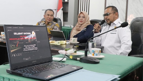 Ketua Pengadilan Agama (Pa) Tanjung Pati Alfiza Selaku Atasan Ppid Dan Panitera Ppid Pa Tanjung Minda Hayati Dan Staf Yogi Lakukan Kordinasi Dan Sharing Ke Komisi Informasi (Ki) Sumbar,