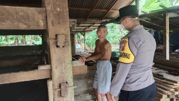 Anggota Bhabinkamtibmas Polres Dharmasraya,melakukan pengecekan dan pemeriksaan bersama Petugas kesehatan hewan dan warga terhadap ternak khususnya sapi