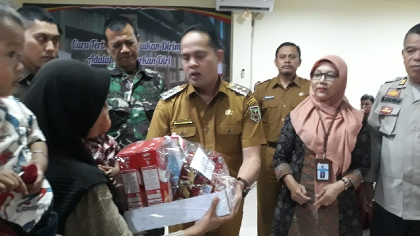 Bkkbn Sumbar Serahkan Makanan Bergizi