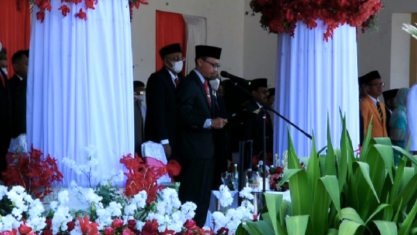 Irsyad Syafar Bacakan Teks Proklamasi Pada Upacara Hut Ri Ke 77 Tingkat Provinsi Sumbar