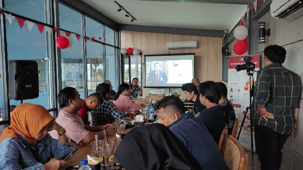 Kepala Otoritas Jasa Keuangan (Ojk) Provinsi Sumatera Barat, Yusri Dalam Workshop Wartawan Pasar Modal