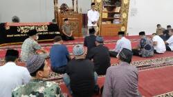 Civitas Akademika Universitas Andalas Melepas Secara Resmi Jenazah Prof. Dr. Ir. Eti Farda Husin, Ms (69) Di Masjid Baitul Salam, Komplek Perumahan Unand Blok D, Ulu Gadut,