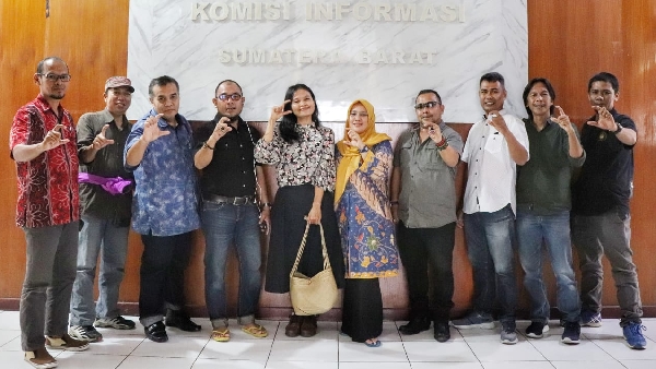 Lomba Tulis Jurnalis dan Lomba Tulis Blog tentang Keterbukaan Informasi Publik.