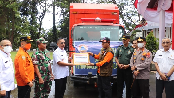 Penyerahan Bantuan Secara Simbolis Di Halaman Kantor Bupati Mentawai, Pada Rabu (31/8/2022).