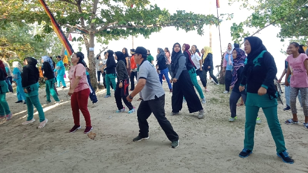 Warga Desa Tuapeijat Berbondong-Bondong Datang Mengikuti Kegiatan Lomba Dan Senam Bersama Yang Diselenggarakan Oleh Panitia Hut Ri Di Pantai Jati, Desa Tuapeijat,