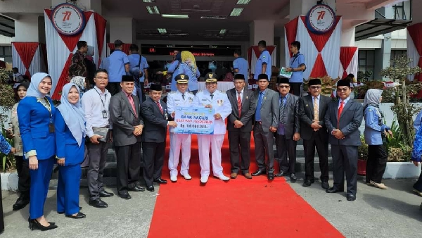 Kepala Kantor Cabang Bank Nagari Lubuk Alung Zulfahmi, Menyerahkan Dana Corporate Social Responsibility