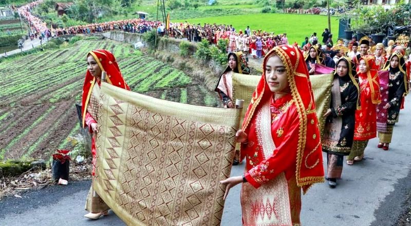 Pawai Peragaan 1000 Songket Di Pandaisikek, X Koto, Tanahdatar, Sabtu 27 Agustus 2022 (Foto: Kominfo Tanah Datar)