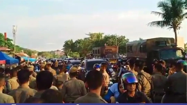 Pedagang Pantai Padang Serang Satpol Pp