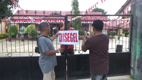 Segel sekolah di Dharmasraya