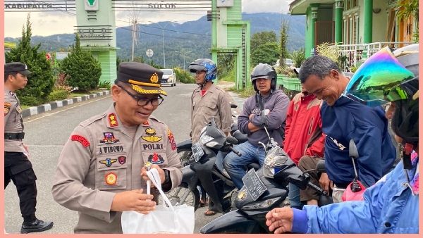 Kapolres Solok, AKBP Apri Wibowo memberikan bantuan sembako