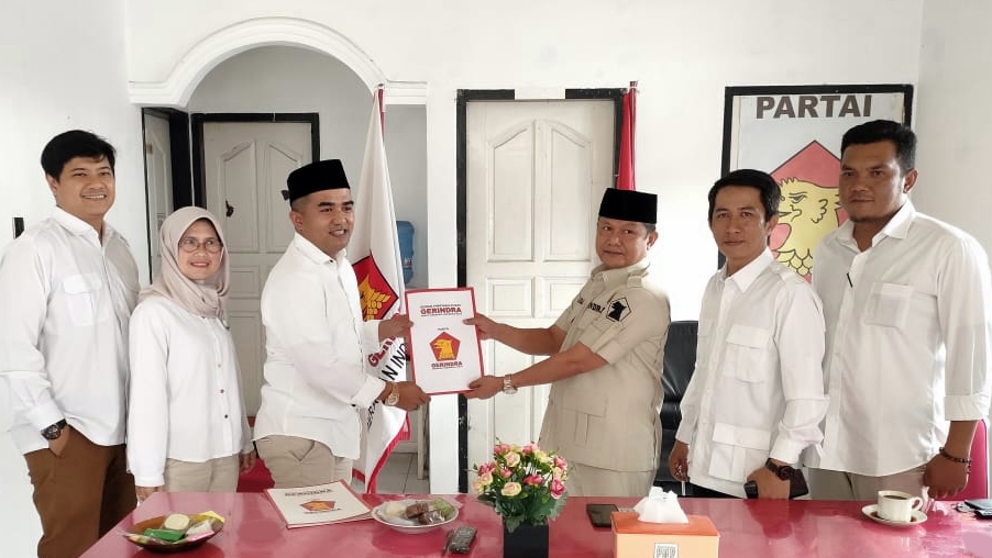 Ketua Dpc Gerindra Kota Padang Panjang, Yulius Kaisar Didampingi Sekretaris Dpc, Yudha Prasetia Terima Pendaftaran Bacaleg Untuk Pemilu 2024