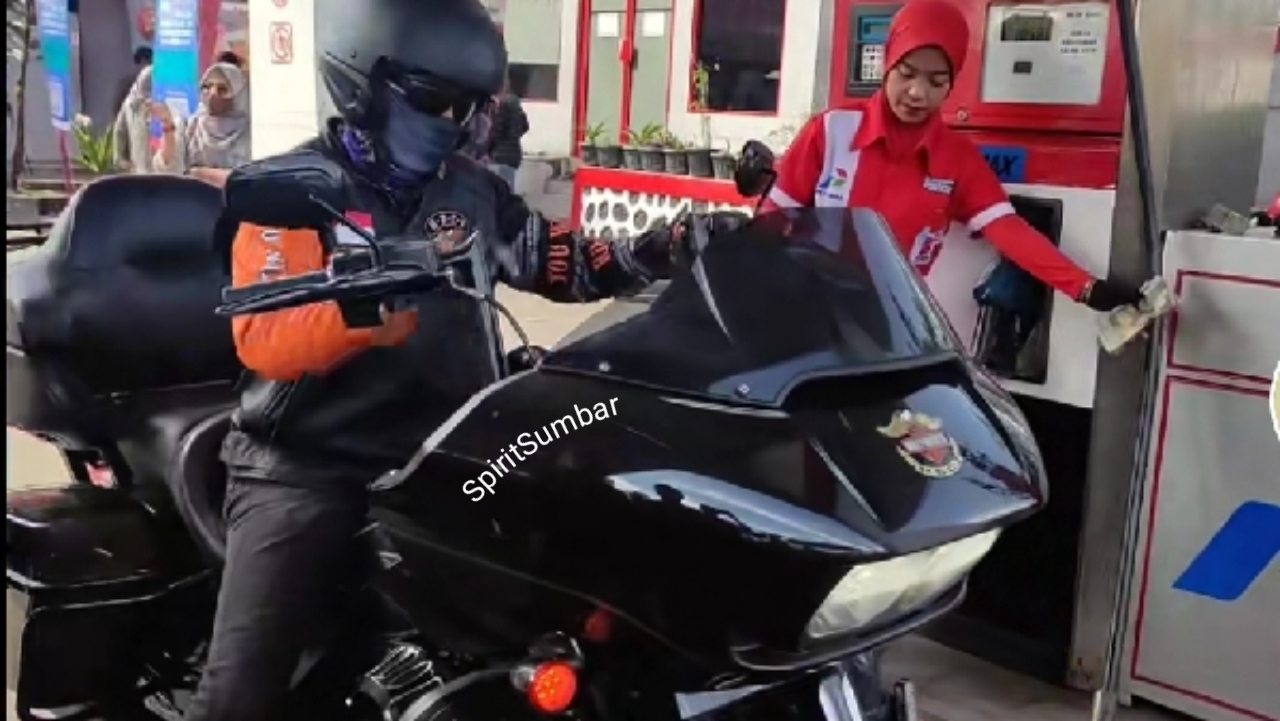 Motor Gede 1500 cc sedang pengisian BBM Jenis Pertamax