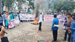 Aksi Mahasiswa Dengan Membakar Ban Saat Demo Di Kantor Dprd Sumbar