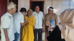 Sekretaris Yayasan Berkah Amal Salih, Herwaty Taher Terima Bantuan Kontrak Kantor Dari Imron