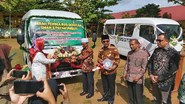 Irsyad Syafar Serahkan Bus Sekolah Di Limapuluh Kota