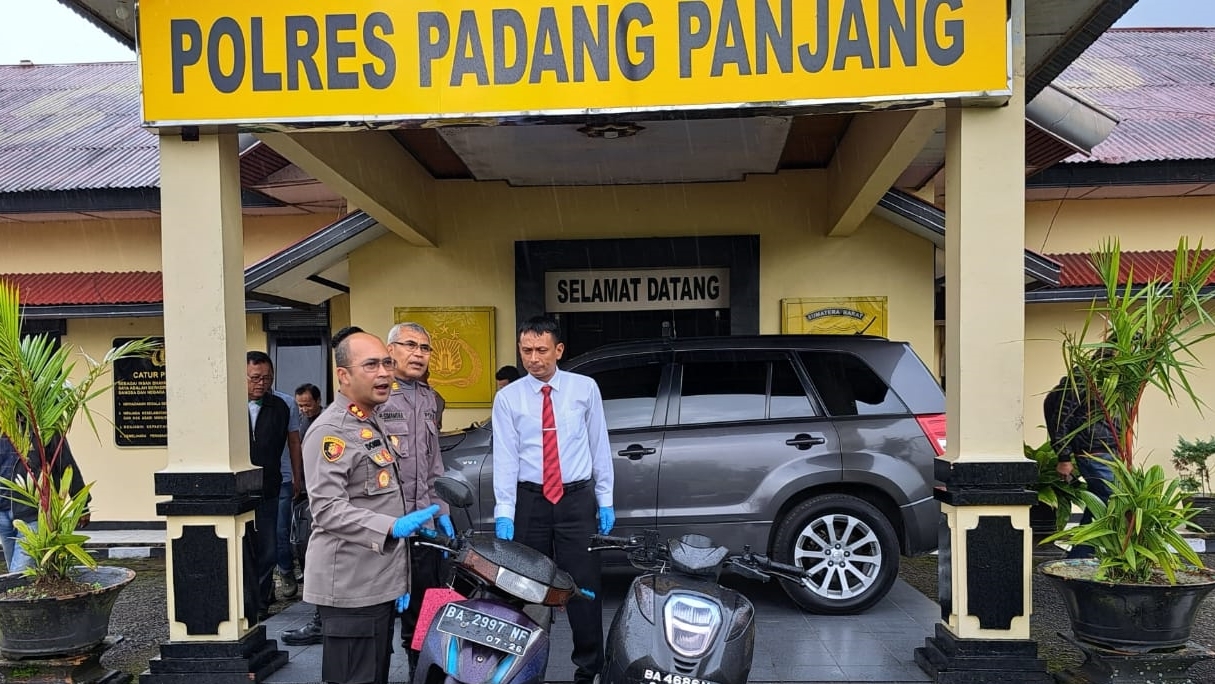 Kapolres Padang Panjang, Akbp Donny Bramanto Memperagakan Motor Yang Menjadi Barang Bukti