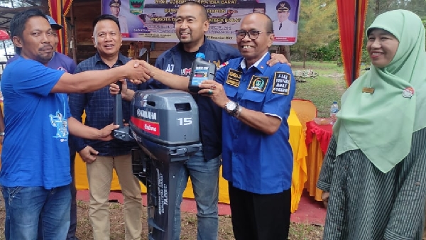 Anggota Dprd Sumbar Hm. Nurnas Bersama Wagub Audy Serahkan Mesin Tempel Pada Nelayan Di Sungai Limau