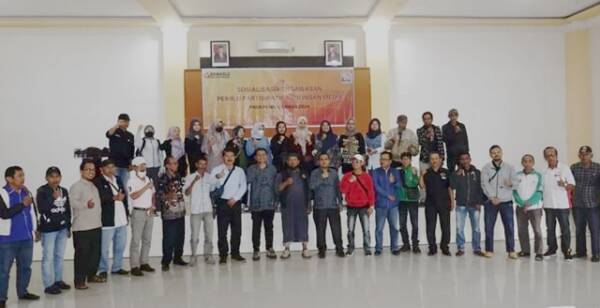 Pers Dan Bawaslu Foto Bersama Usai Sosialisasi Pengawasan Pemilu Partisipatif Bagi Insan Media