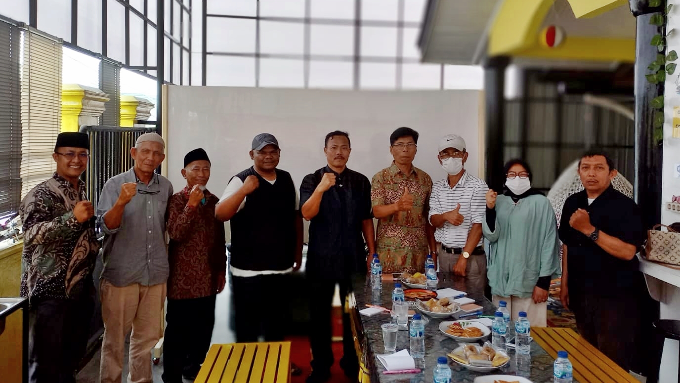 Peserta Muscab Percasi Padang Panjang foto bersama Wakil Ketua KONI setempat, Andre