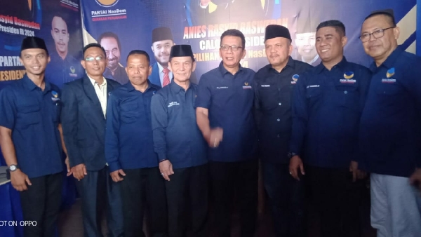 Wakil Ketua Dpw Partai Nasdem Propinsi Sumatera Barat Musmaizer Dt Gamuak Dalam Acara Peresmian Kantor Dpc Partai Nasdem Kecamatan Lubuk Kilangan