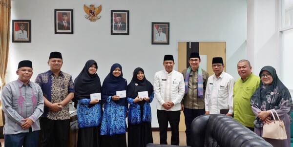 Yunadi Meriani Dan Farini Foto Bersama Sekda Kota Padang Panjang Sony Budaya Putra Saat Pelepasan Ke Mtq Korpri Nasional 2022