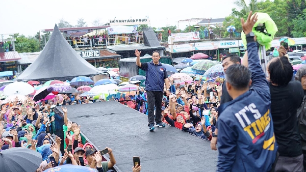 Guyuran Hujan Tak Kurangi Animo Masyarakat Untuk Bertemu Anies Baswedan