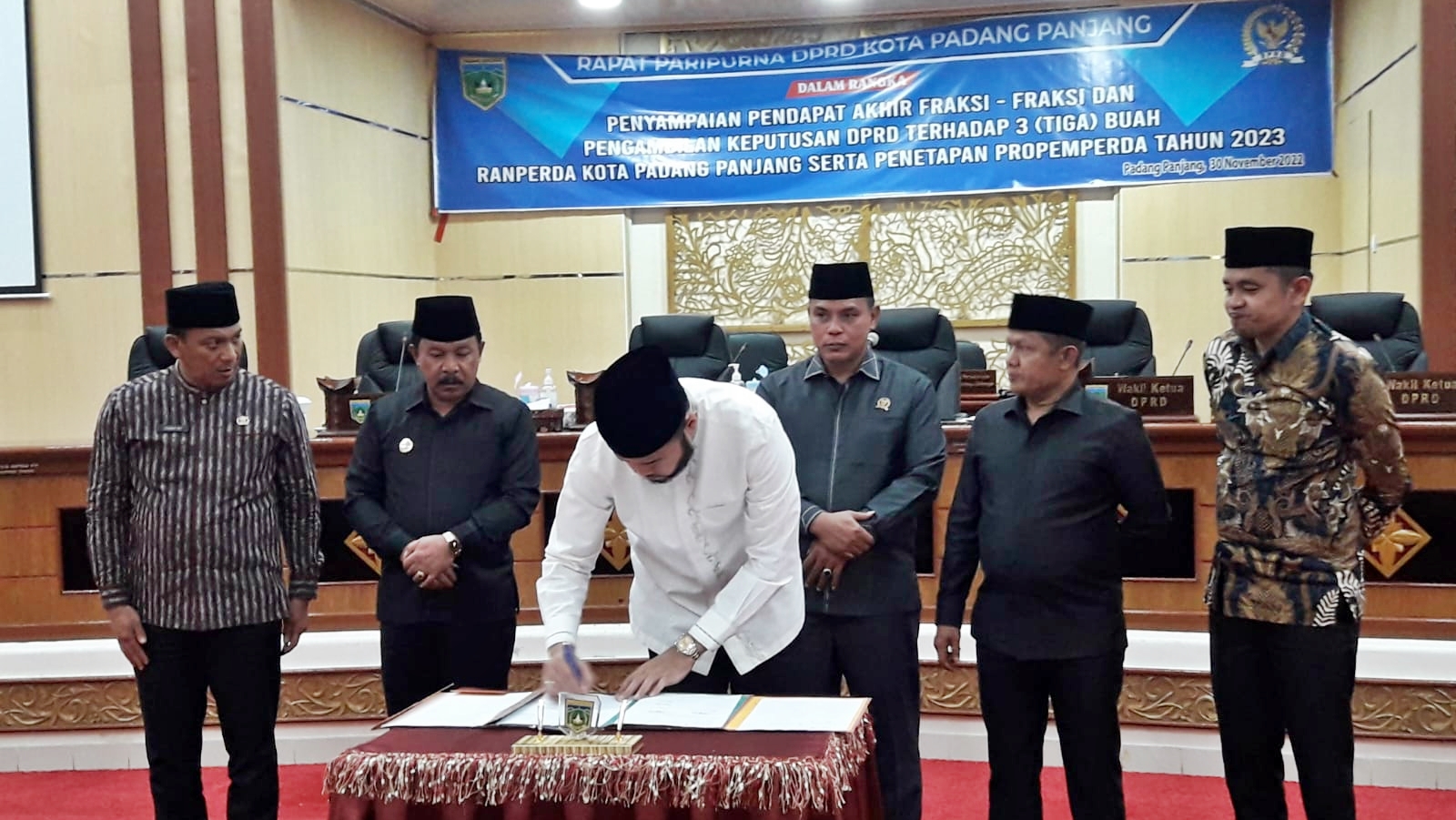 Bergiliran Dengan Pimpinan Dprd, Walikota Padang Panjang, Fadly Amran Menandatangani Kesepakatan Apbd 2023 Kota Itu.