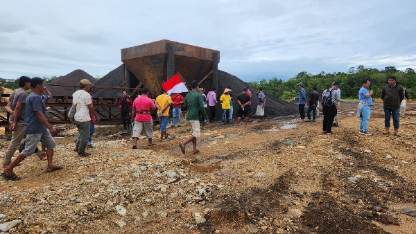 Demo Tambang Bijih Besi Di Air Bangis