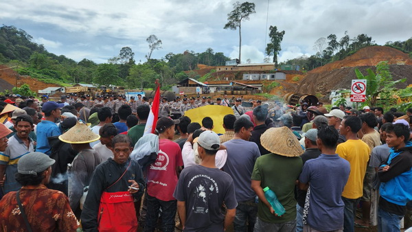 Nelayan Demo Tambang Biji Besi