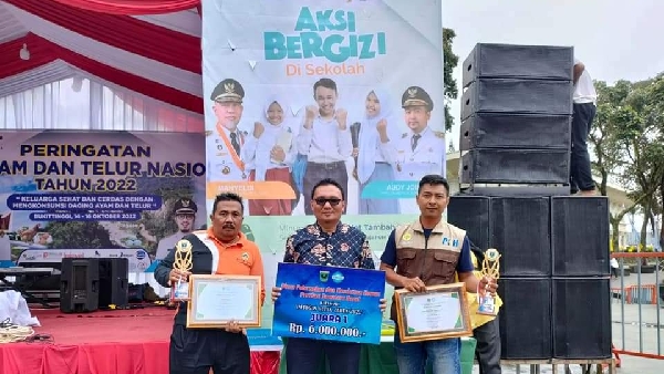 Pj Wali Desa Baru Sugiaman Berhasil Meraih Prestasi Pada Peringatan Ayam Dan Telur