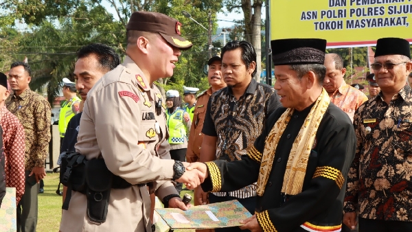 Polres Sijunjung Beri Penghargaan