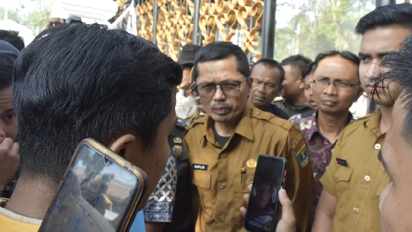 Sekwan Sumbar, Raflis Saat Menerima Kedatangan Bem Se Sumbar Untuk Menyampaikan Aspirasi Penolakan Pengesahan Ruu Kuhp, Selasa (20/12/2022). (Foto Dok/Hms)