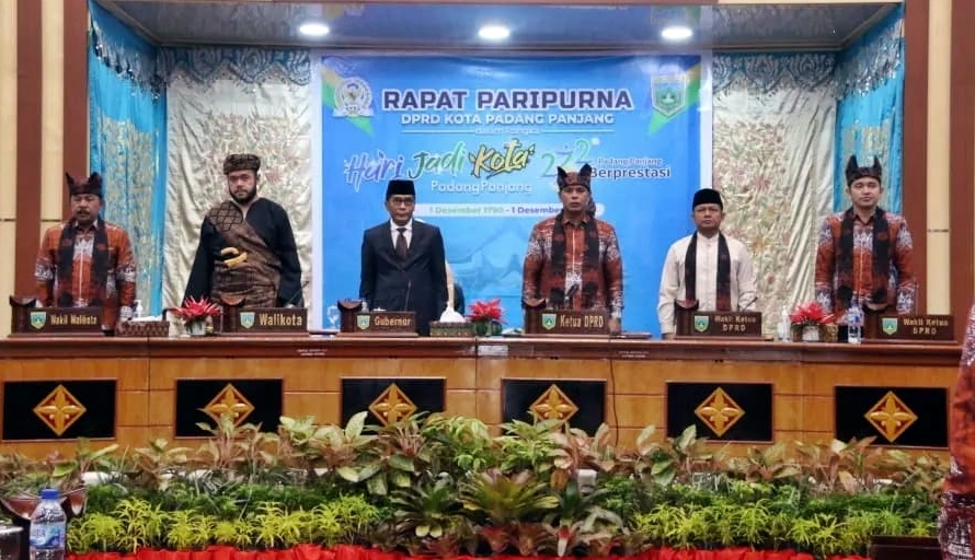 Sidang Paripurna Diawali Dengan Menyanyikan Lagu Kebangsaan