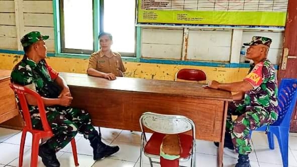 2 Babinsa Jajaran Koramil 02 Muara Siberut Sambangi Kepala Desa Muntei Di Kecamatan Siberut Selatan