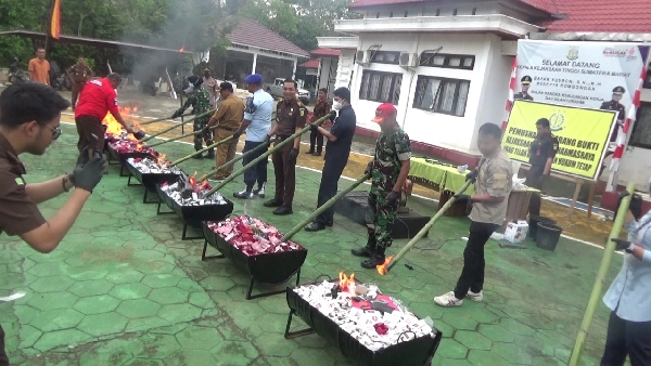 Kejari Dharmasraya Musnahkan Barang Bukti Berbagai Jenis Perkara