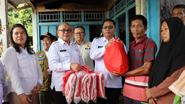 Pj. Bupati Kepulauan Mentawai Martinus Dahlan Didampingi Sekda Rinaldi, Menyerahkan Bantuan Kepada Salah Satu Warga Dusun Tuapejat, Desa Tuapejat Yang Mengalami Musibah Kebakaran