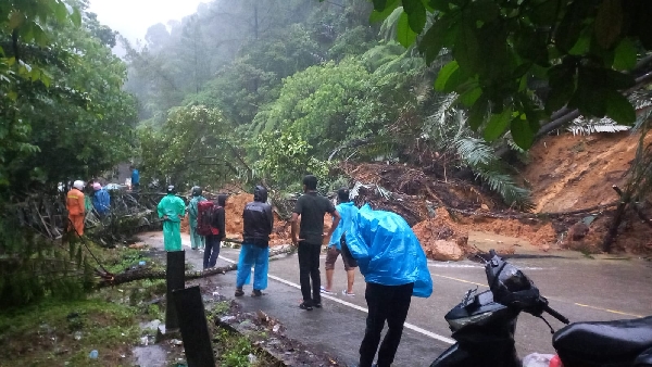 Panorama 1 Longsor, Jalan Padang Solok Terputus