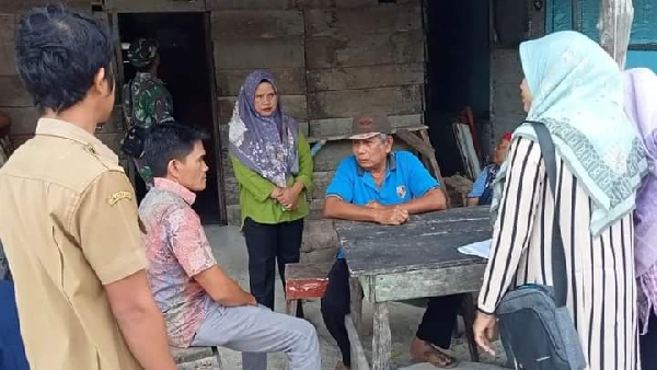 Pemdes Tuapeijat Turun Ke Lapangan Guna Memastikan Layak Atau Tidaknya Sasaran Blt Dd Masyarakat