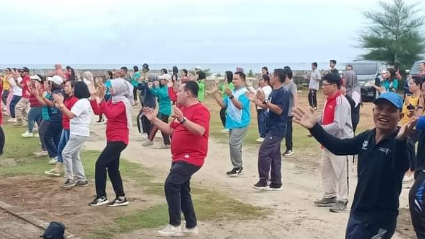 Senam Di Pantai Mappadegat Mentawai