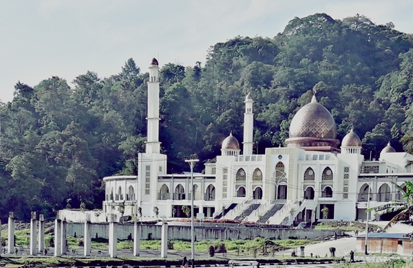 Islamic Center Dengan Tiang Tiang Beton Di Depannya